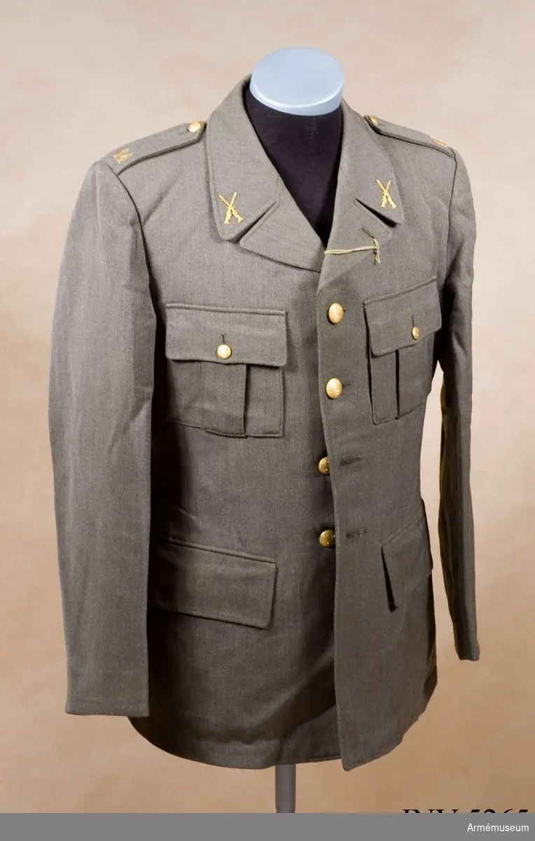 Av samma snitt som uniform m/1939. Daglig dräkt av gråbrungrönt tyg. Bärs till mörkt gråbrungröna byxor. Tjänstetecken mattförgyllda. Stl: 96 II.