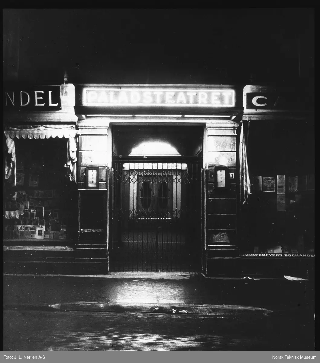 Opplyst inngangsparti, Paladsteateret, Karl Johansgate 41, 1930-tallet