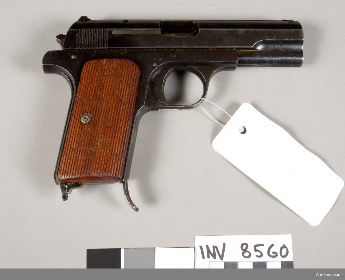 Halvautomatisk pistol. Tillverkningsnummer 43944.
Handgrepp av trä. Märkt P.Mod 37, Kal. 7,65. jhv 41 ("tysk örn" WaA8). Tillverkad för Tyskland 1941.