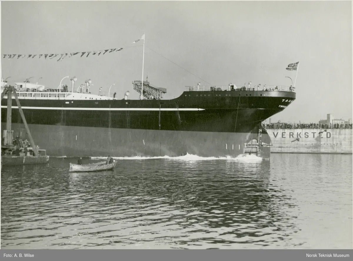 Stabelavløpning, passasjer- og lastebåten M/S Taurus, B/N 466, på Akers Mek. Verksted 23. oktober 1935. Skipet ble levert av Akers Mek. Verksted i 1935 til W. Wilhelmsen, Oslo og Ørsnes (Tønsberg).
