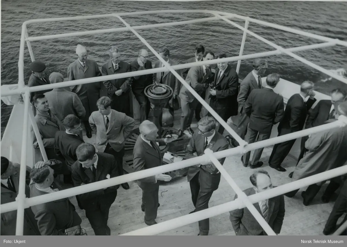 Gjestene på dekk på tørrlasteskipet M/S Templar, B/N 524 under prøvetur i Oslofjorden 25. mai 1962. Skipet ble levert av Akers Mek. Verksted i 1962 til Wilh. Wilhelmsen.