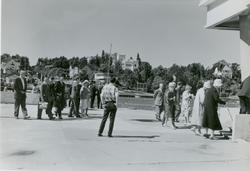 Gjestene på vei inn på Dronningen etter stabelavløpning av t