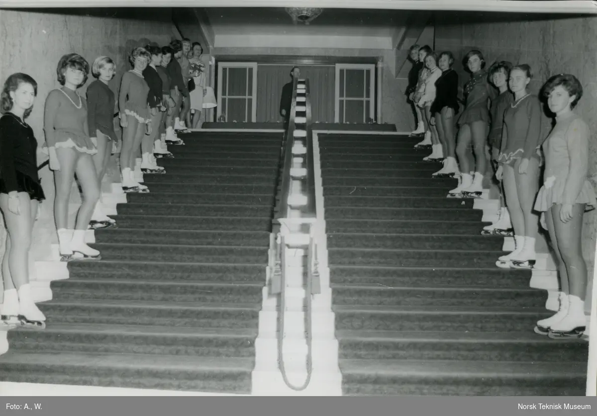 Skøytere oppstilt i trappen på Hotel Bristol i forbindelse med måltid etter dåpsseremoni for tankeren M/S Sonja, B/N 560 på Akers Mek. Verksted 9. november 1965. Skipet ble levert 11. november 1965 til Onstad Shipping A/S.