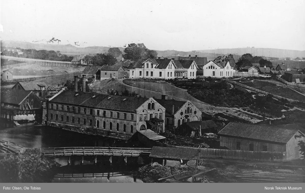 Myrens verksted sett mot øst omkring 1870. Oppe på høyden øst for fabrikkanlegget lå fabrikkeiernes bolighus i et stort parkanlegg.