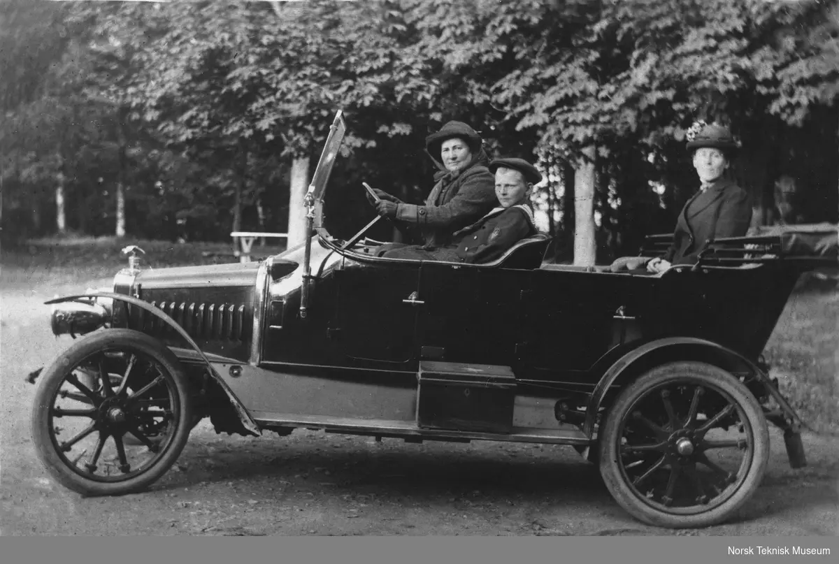 Fru Anna Wærøe bak rattet på sin 1912 modell Adler med registreringsnummer Kristiania 511.