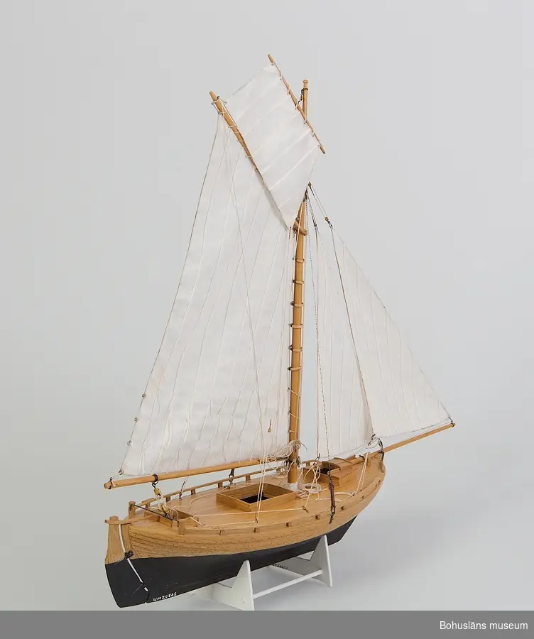 Däcksbåt med segel.
Modell av makrillgarnbåten
Ställ tillhör, ingår ej i måttangivelserna.