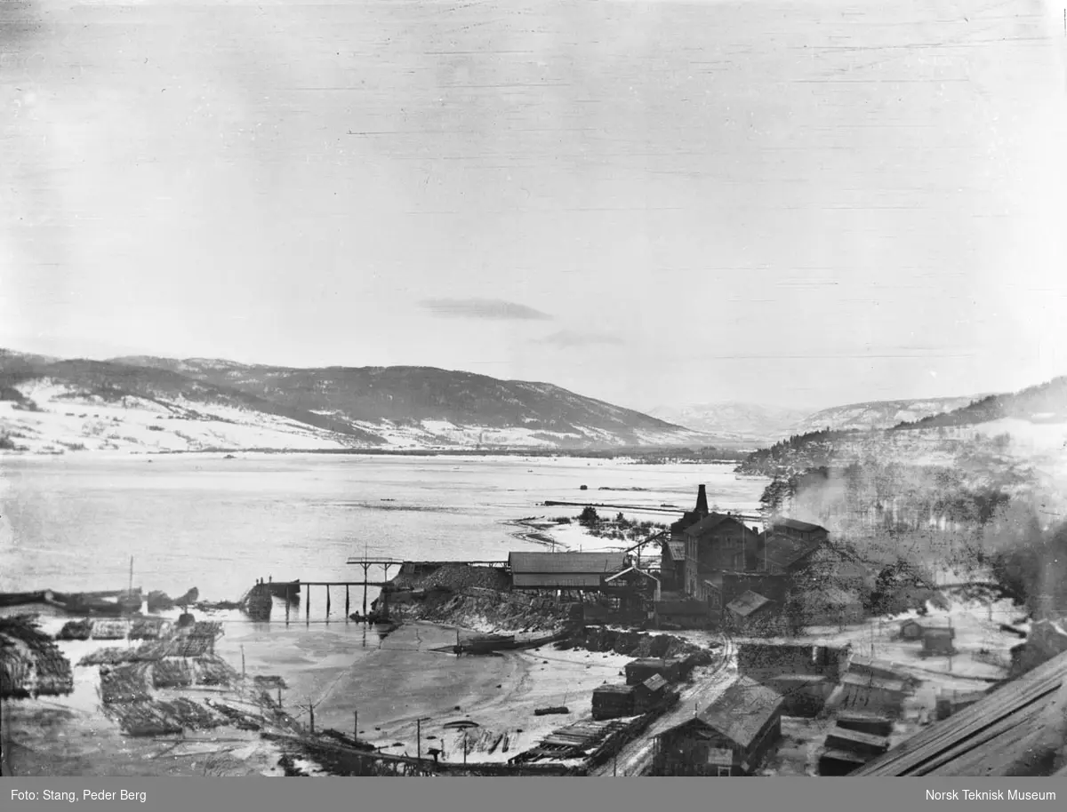 Notodden, med Carbidfabrikken oppover Heddalsvannet, fotografert fra Tårnhuset på Hydro i desember 1910