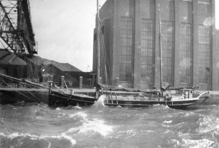 Enligt tidigare noteringar: "Kuttern "Alfhild" i Malmö hamn 1952, storm 24 m/s. 
Repro 1985 av foto tillhörande Helge Akervall, Hamburgö".