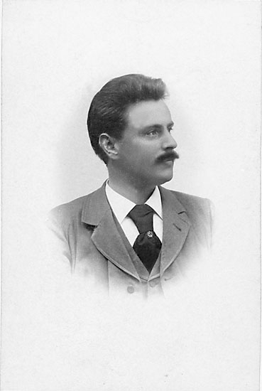 Enligt noteringar: "August Gustafson, Karlshamn, 1899."
Stämpel på framsidan: "Alexander Jern, Karlshamn."