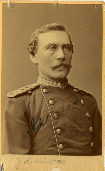 Text på kortets baksida: "Julius Henrik Ahlgren född 1849. Bohusläns reg.".