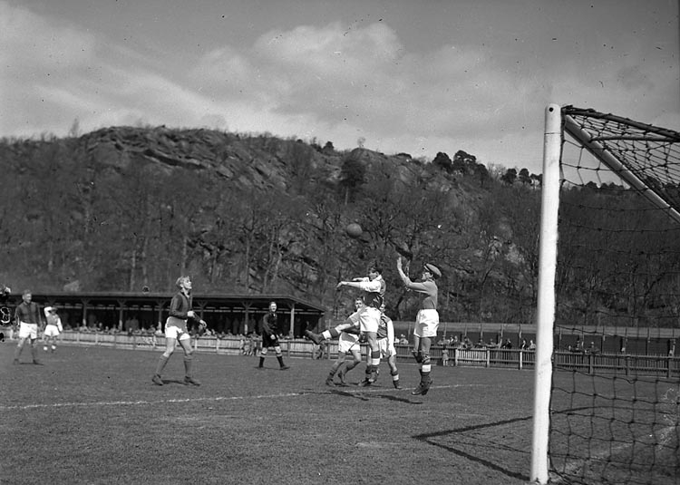 Enligt notering: "Fotboll UIS Ljungskile 30/4 1947".