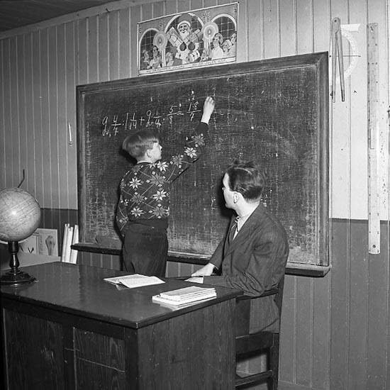 Lektion i skolsal på landsbygden år 1947