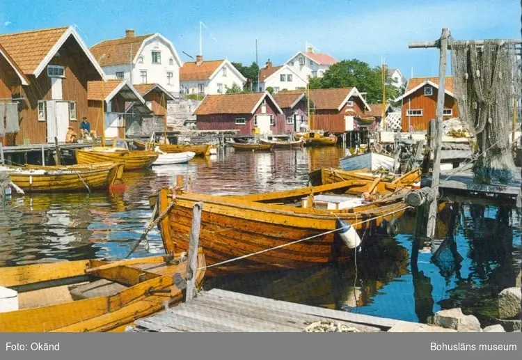 Tryckt text på kortet: "Bohuslän. Fiskehamn".
Noterat på kortet: "FISKETÅNGEN".