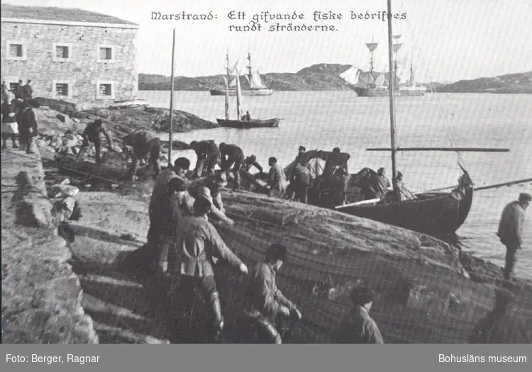 Tryckt text på kortet: "Marstrand : Ett gifvande fiske bedrifves rundt stränderna." 
"Carla-Förlaget, Lysekil Tel. 0523/ 10919.10320."