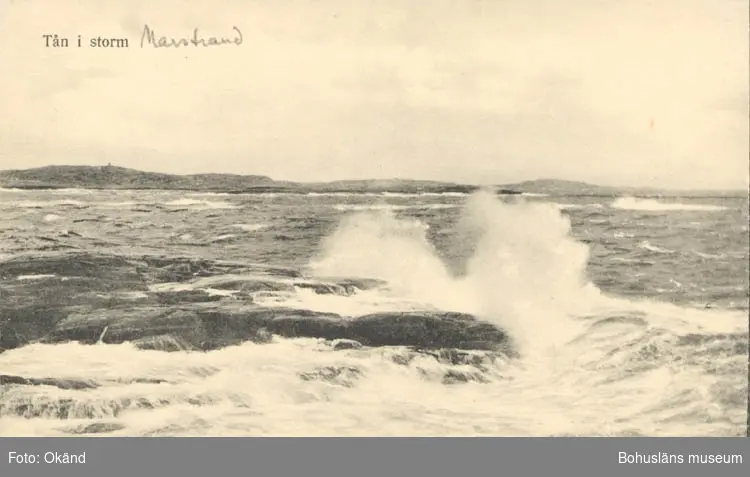 Tryckt text på kortet: "Tån i storm. Marstrand. "