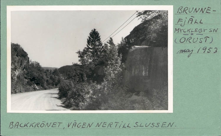 Noterat på kortet: "Brunnefjäll Myckleby Orust Maj 1953."
"Backkrönet, vägen ner till Slussen."