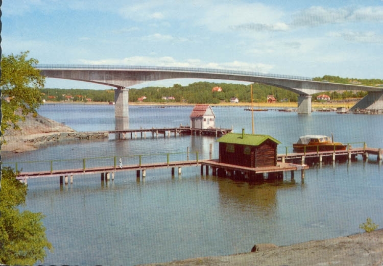 Tryckt text på kortet: "Stenungsundsbron."
Noterat på kortet: "Från broinvigningen 15.6 60."
