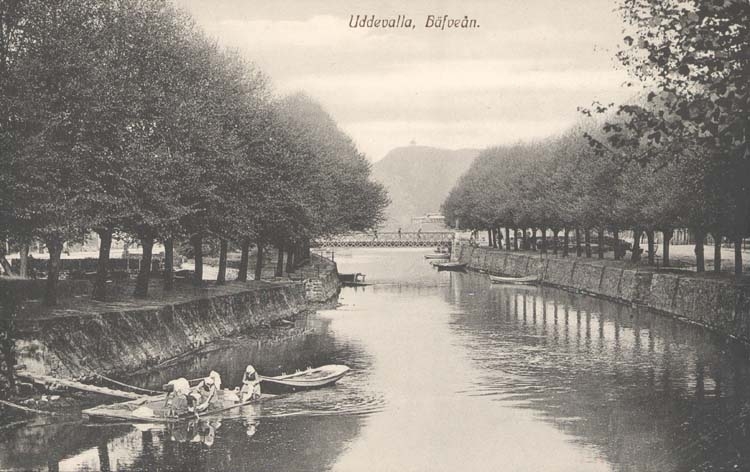Tryckt text på kortet: "Uddevalla. Bäfveån och Träbron."