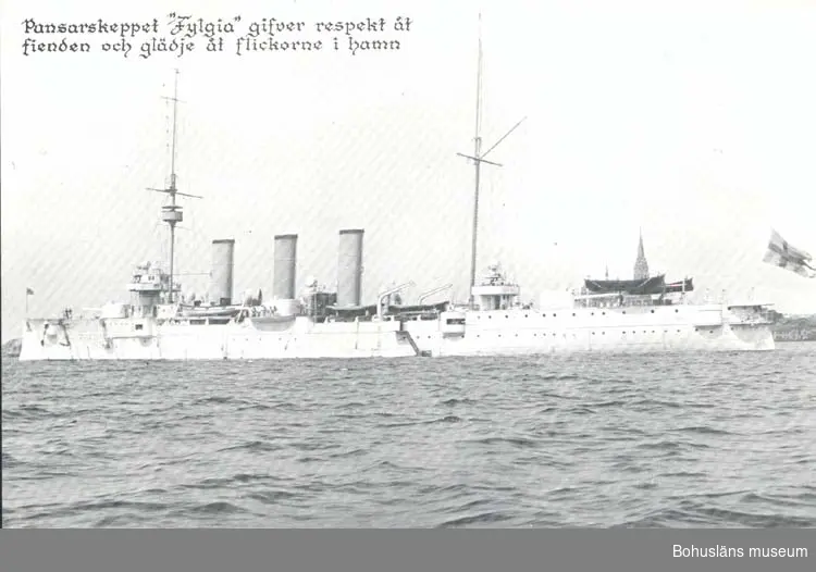 Tryckt text på kortet: "Pansarskeppet " Fylgia" gifver respekt åt fienden och glädje åt flickorna i hamn."
"Carla Förlaget Lysekil. Tel. 0523/10919."