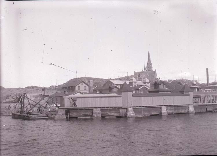 Enligt text som medföljde bilden: "Ombyggnad av dambassinen Vår. 1915."