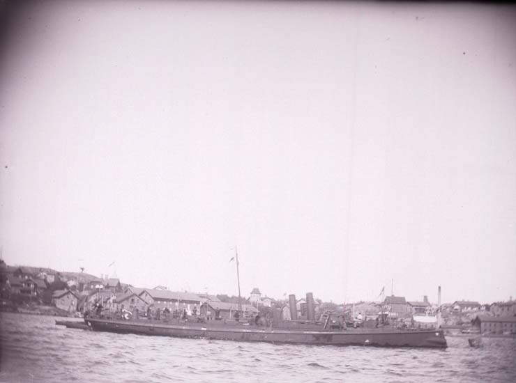 Enligt text som medföljde bilden: "Lysekil, "Svenska Torpedbåtarne Nr 5,-71,-75,-77 från Sidan. (Freke, Bygve, Agne, Agda) fr. sidan 20/8 1899".