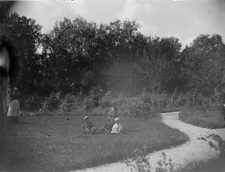 Enligt text som medföljde bilden: "Skaftö, Trädgården 1898".