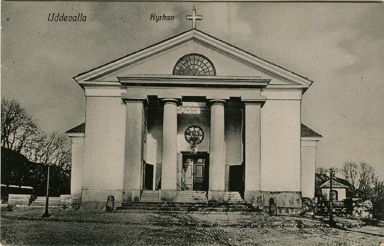 Tryckt text på vykortets framsida: "Uddevalla Kyrkan."