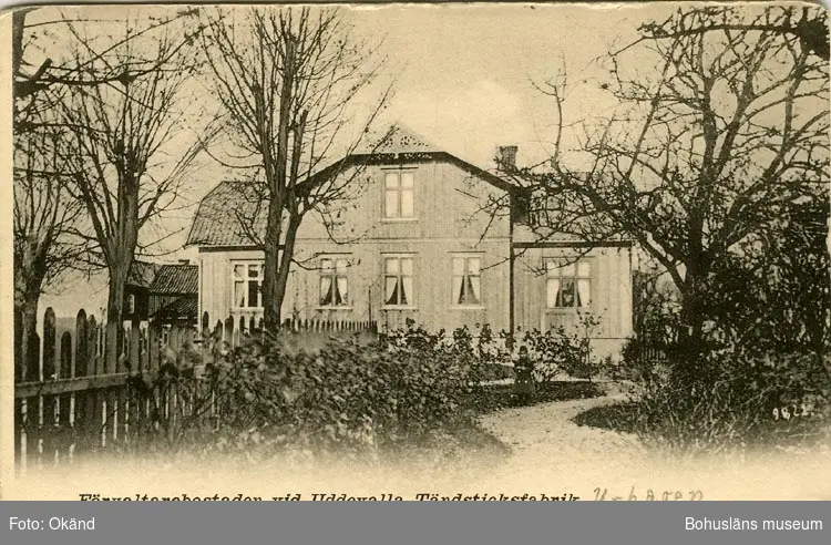 Tryckt text på vykortets framsida: "Förvaltarebostaden vid Uddevalla Tändsticksfabrik."