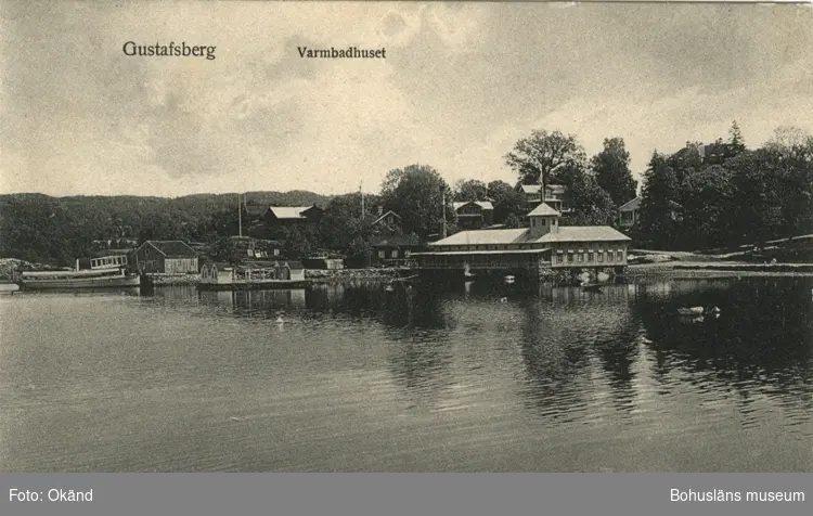 Tryckt text på vykortets framsida: "Gusafsberg Varmbadhuset."
