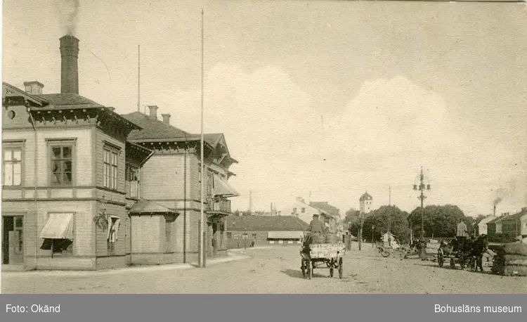 Tryckt text på vykortets framsida: "Uddevalla Jernvägsstationen."