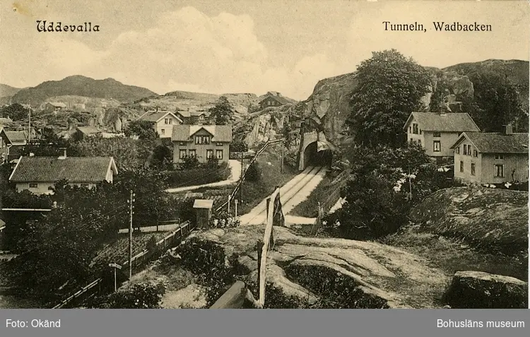 Tryckt text på vykortets framsida: "Uddevalla Tunneln, Vadbacken"