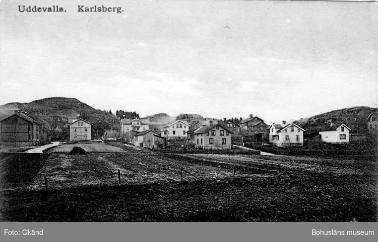 Tryckt text på vykortets framsida: "Uddevalla Karlsberg."
