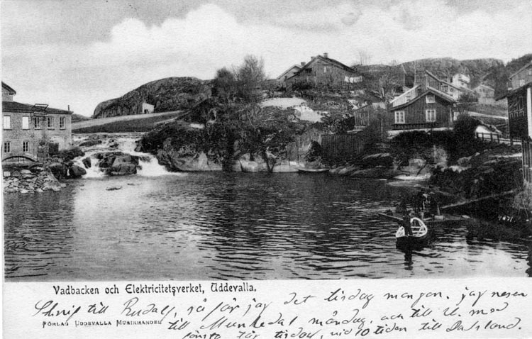 Tryckt text på vykortets framsida: "Vadbacken och Elektricitetsverket, Uddevalla."