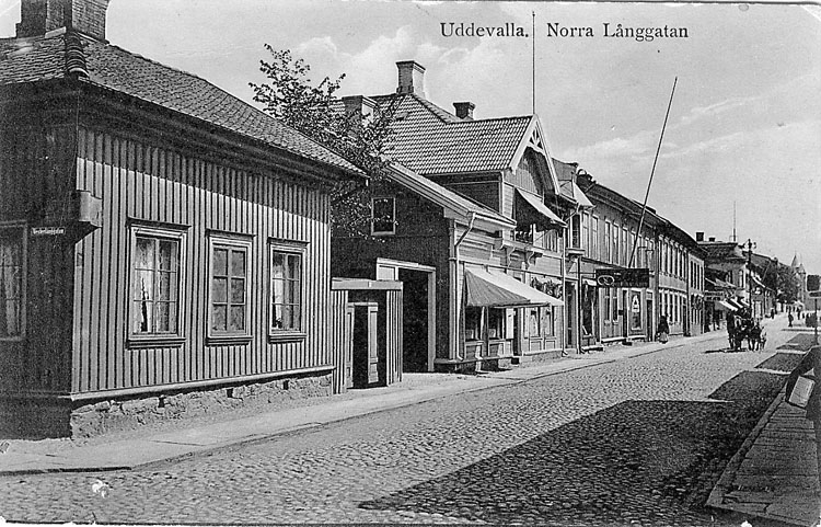 Tryckt text på vykortets framsida: "Uddevalla Norra Långgatan".
