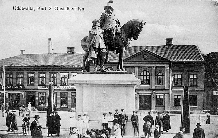 Vykort. "Uddevalla, Karl X Gustafs-statyn"
