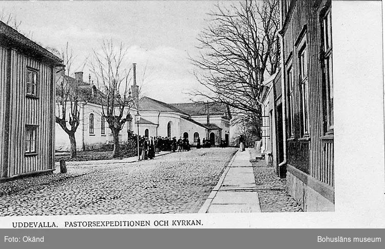 Tryckt text på vykortets framsida: "Uddevalla, Pastorsexpeditionen och Kyrkan".