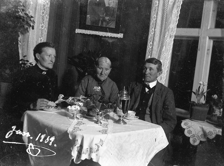 Enligt notering: "Vid kaffebordet, jan 1919, Gerda, Johan Jacobsson, Vidingen".