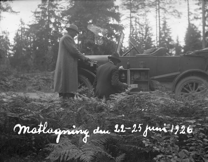 Enligt text skriven på glasplåten: "Matlagning den 22-25 juni 1926".