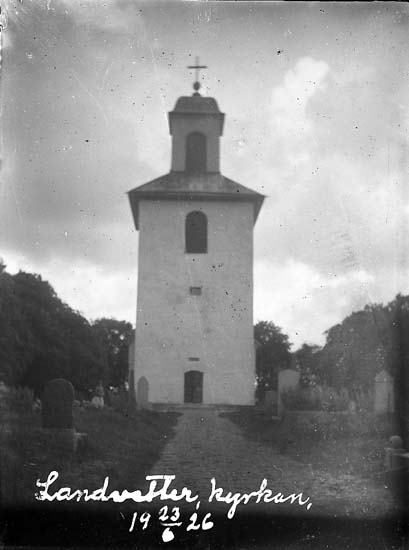 Enligt text på fotot: "Landvetter, kyrkan, 23/6 1926".