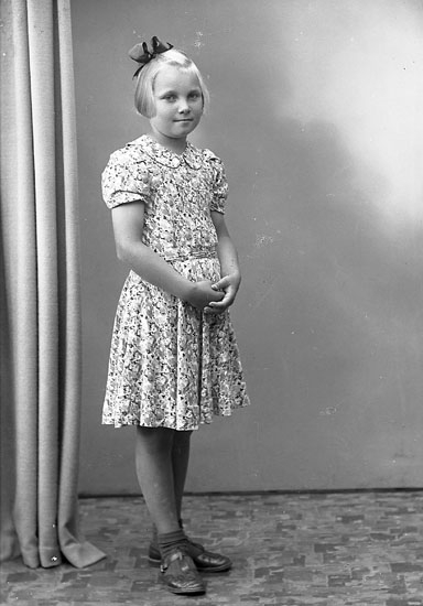 Enligt fotografens journal nr 7 1944-1950: "Johansson, Ulla Stala Varekil".