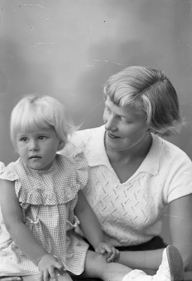 Enligt fotografens journal nr 7 1944-1950: "Ehrnst, Fru Göta Ödsmål".