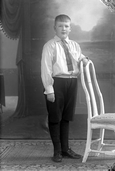 Enligt fotografens journal nr 3 1916-1917: "Wallström, A. Ekenäs Ödsmål".
Enligt fotografens notering: "A. Wallströms gosse Ekenäs Ödsmål".