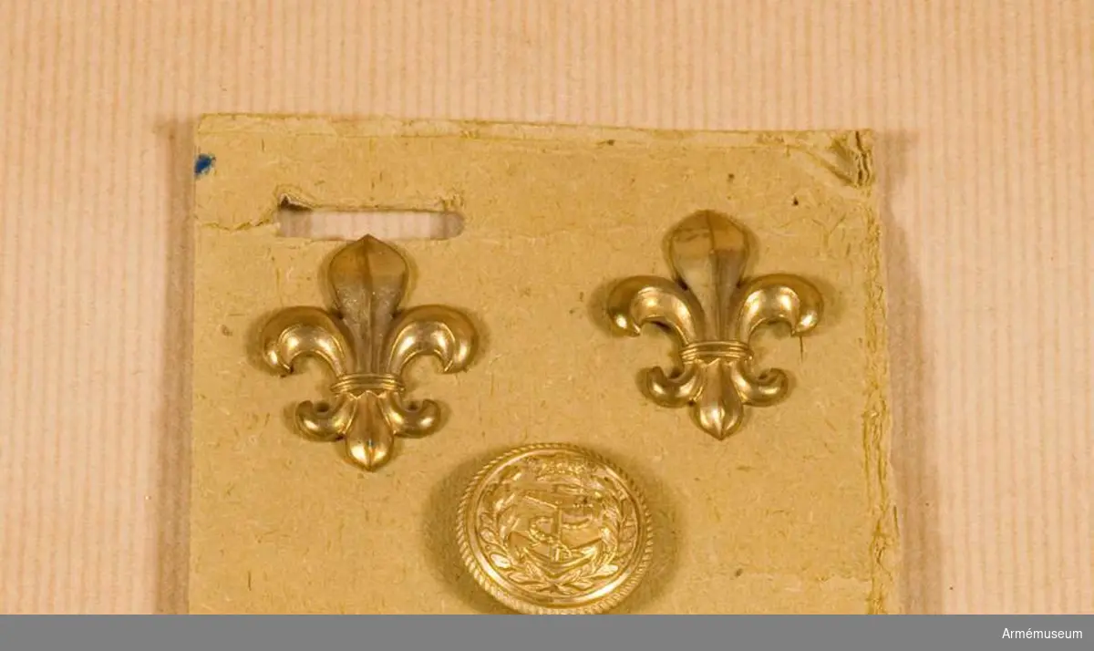 Grupp C I.
Bourbonsk lilja av guldfärgad metall (scoutliljor) för mössor.