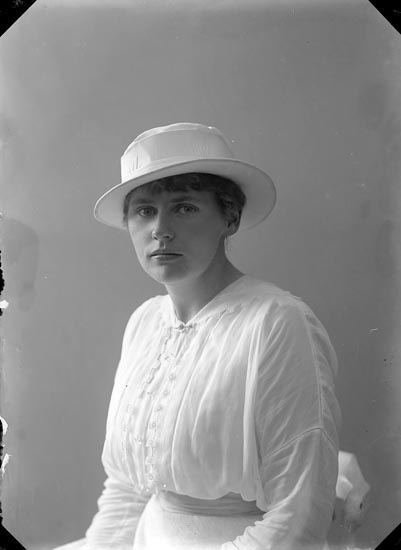Enligt fotografens journal nr 2 1909-1915: "Nydqvist, Fröken Nora".