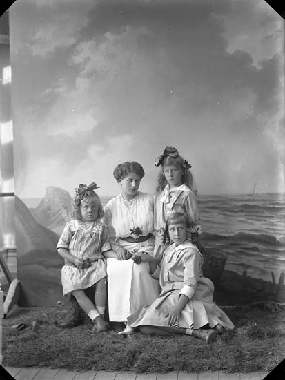 Enligt fotografens journal nr 2 1909-1915: "Kindal, Konsul Carl Ön (barnen)".