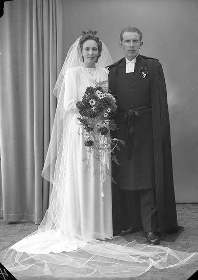 Enligt fotografens journal 7 1944-1950: "Amundsson, Pastor Svedahl, Houg Här".