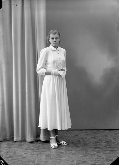 Enligt fotografens journal nr 8 1951-1957: "Johansson, Ingrid, Sveaborg, Här".