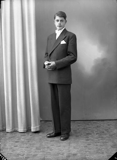 Enligt fotografens journal nr 8 1951-1957: "Olsson, Tore Kyrkenorum, Stenungsund".