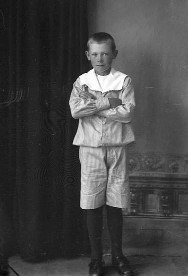 Enligt fotografens journal Lyckorna 1909-1918: "Sven Mattsson Gusseröd Ljungskile".
