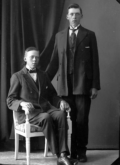 Enligt fotografens journal nr 4 1918-1922: "Olsson, Erik Räfsal Hjälteby".